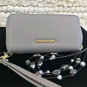 🔥NWT BCBGeneration Gray Wristlet Wallet
